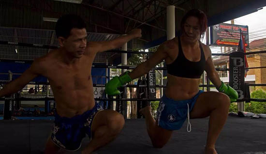 Kru Choek teaching Cristiane Cyborg the 'wai kru' 